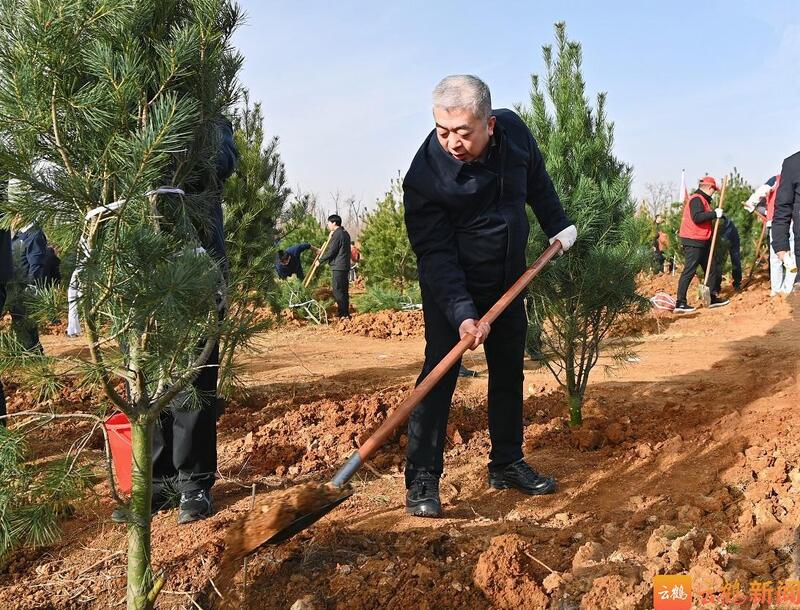 赵宏宇在参加2025年春季义务植树活动时强调 深入践行习近平生态文明思想 科学绿化美化 建设美丽鹤壁 李可参加