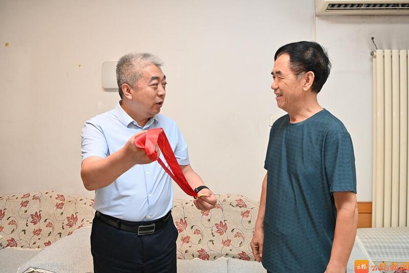 赵宏宇、李可走访慰问老党员