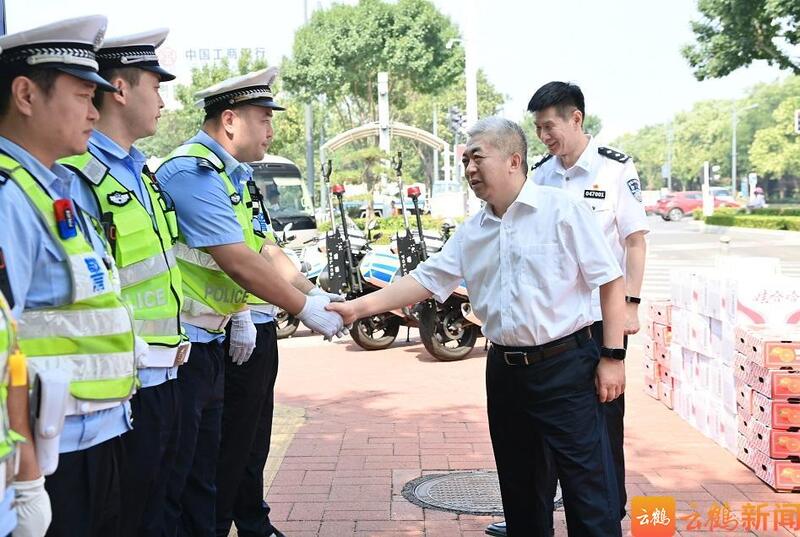 赵宏宇在看望慰问高温天气户外工作人员时强调 坚持人民至上理念 全力保障劳动者身心健康和生命安全