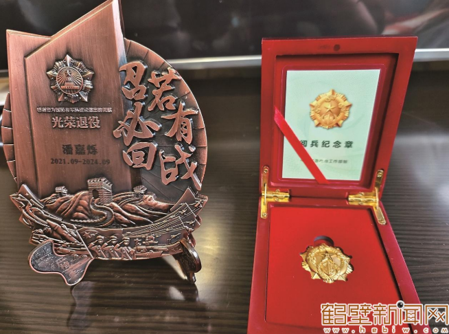 鹤壁小伙儿潘嘉烁光荣受阅 载誉归来
