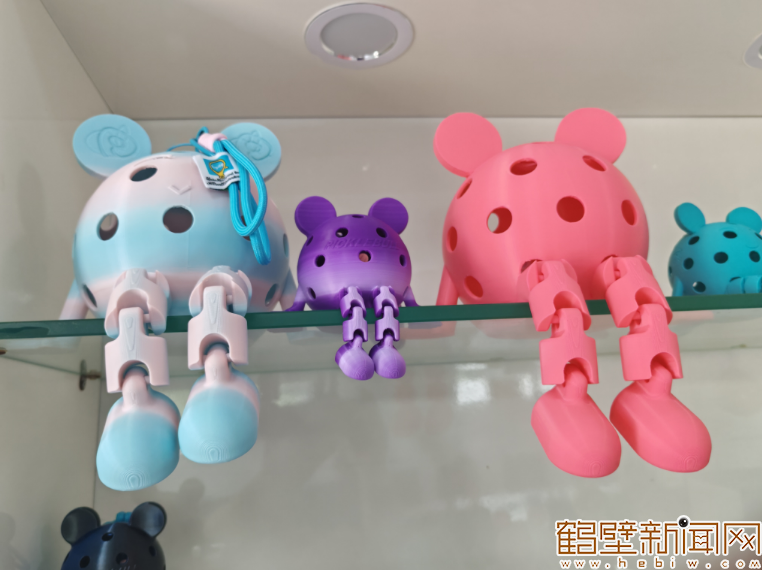 文创礼品“匹克宝宝”开始批量生产 为2025“李宁杯”全国匹克球锦标赛添彩