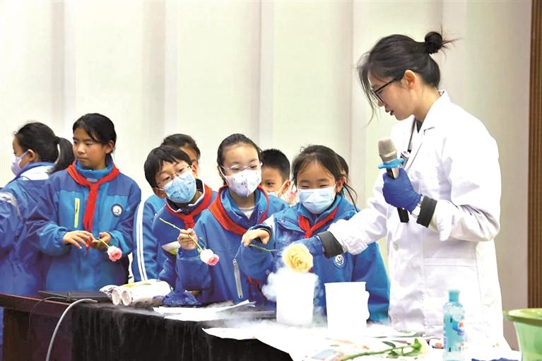 市科协“魅力化学”科普专场活动走进市淇滨小学：化学魔法 启智明慧