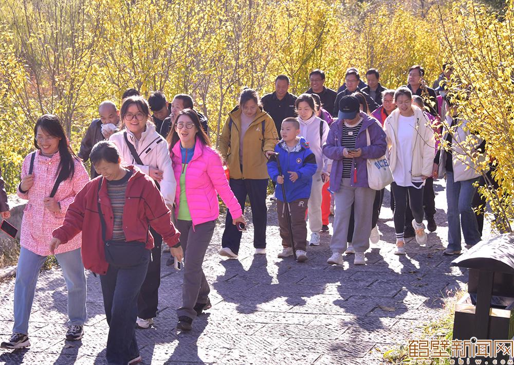 【组图】2025年鹤壁市五岩山登山活动举行