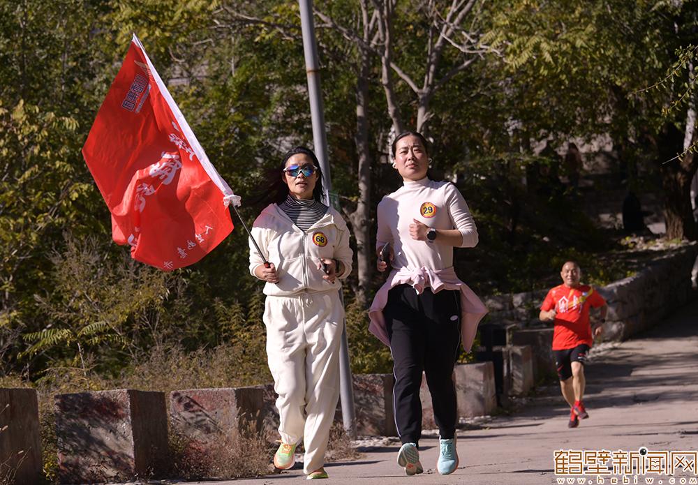 【组图】2025年鹤壁市五岩山登山活动举行