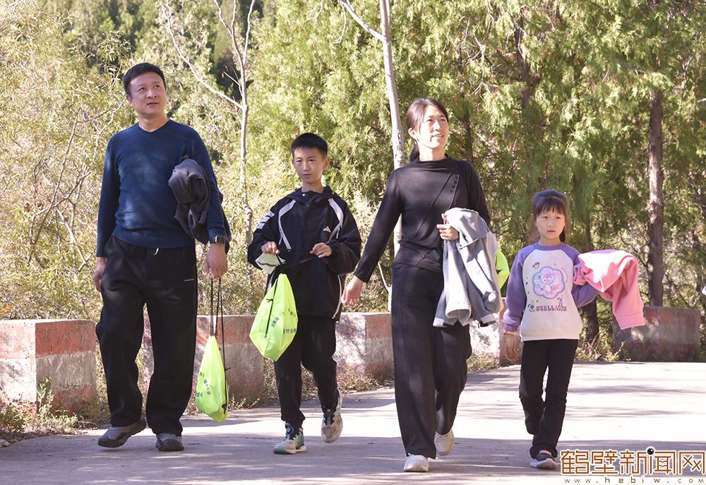 【组图】2025年鹤壁市五岩山登山活动举行