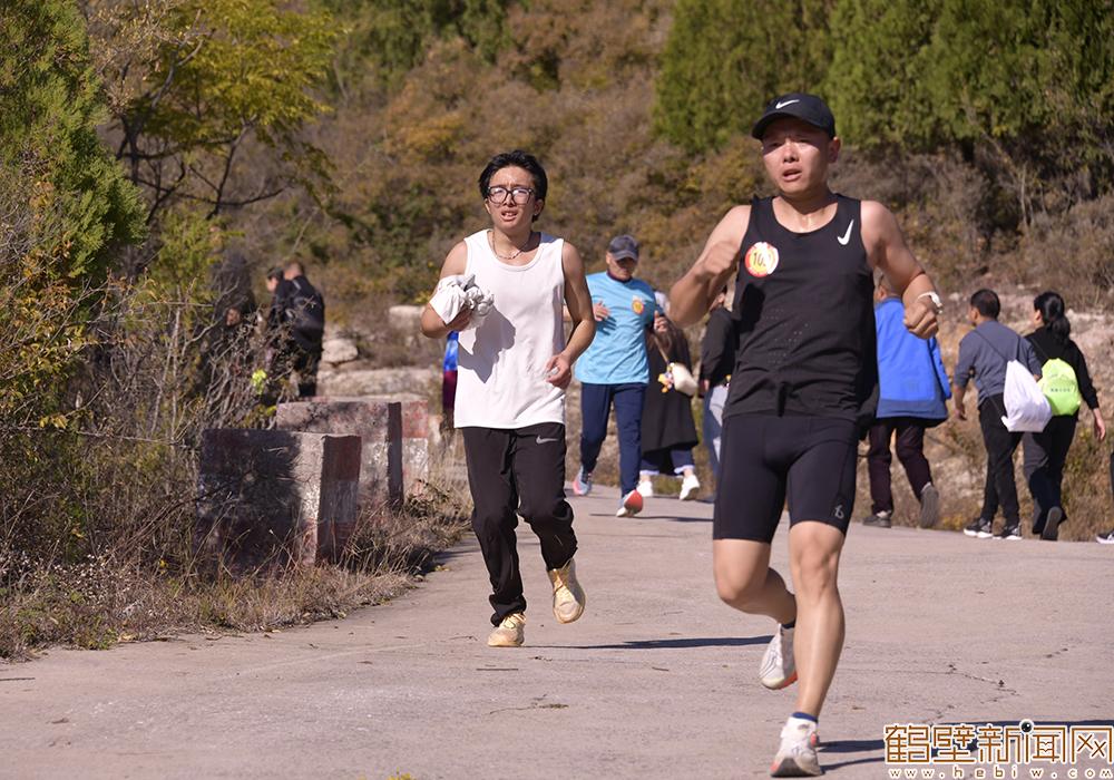 【组图】2025年鹤壁市五岩山登山活动举行