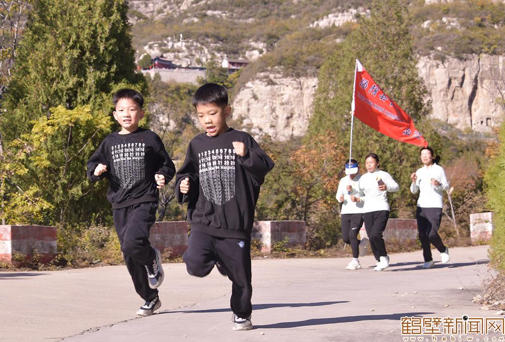 【组图】2025年鹤壁市五岩山登山活动举行
