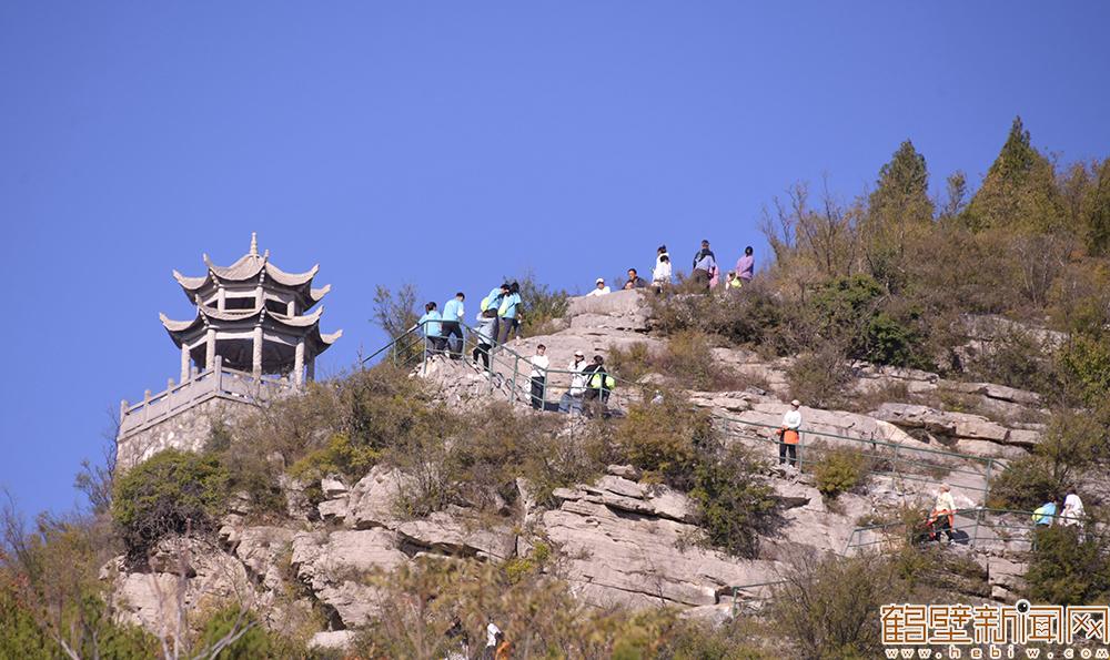 【组图】2025年鹤壁市五岩山登山活动举行