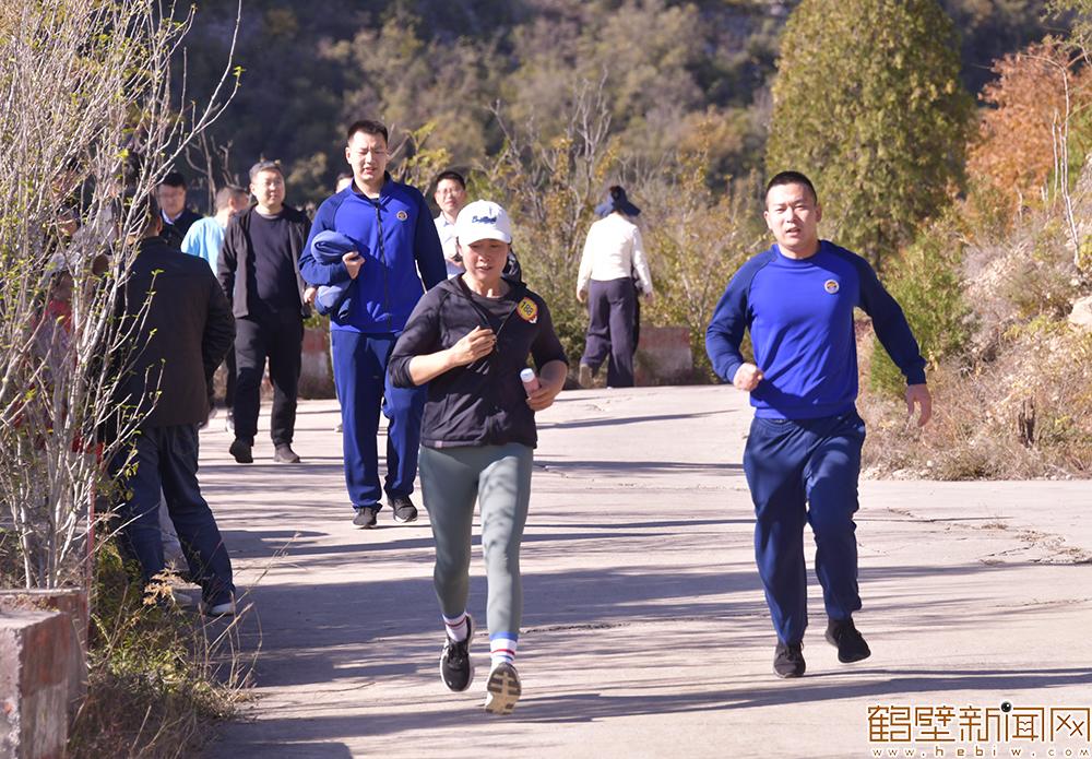 【组图】2025年鹤壁市五岩山登山活动举行
