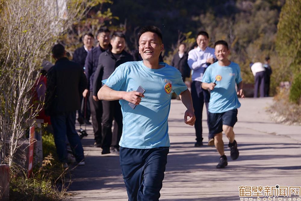 【组图】2025年鹤壁市五岩山登山活动举行