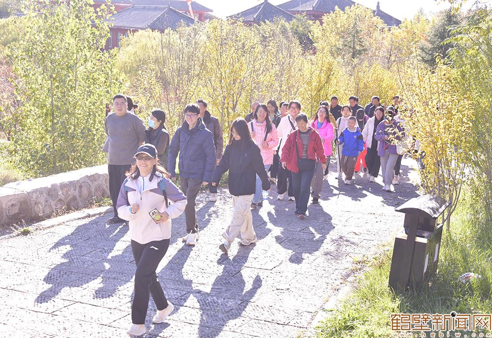 【组图】2025年鹤壁市五岩山登山活动举行